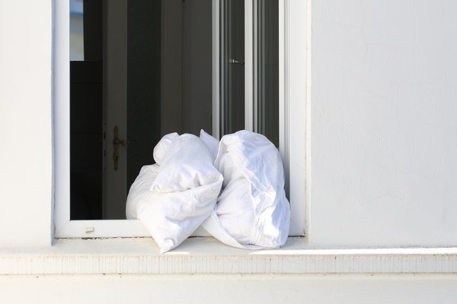 Bettwäsche am Fenster der Eigentumswohnung auslüften: Kann das verboten sein?